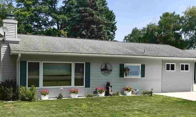 Cadillac House | Cozy Cadillac Waterfront House Close To Skiing And Downtown