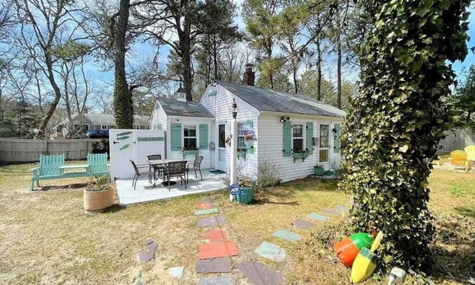 Dennis Port Cottage | Cozy cape retreat with huge yard and deck