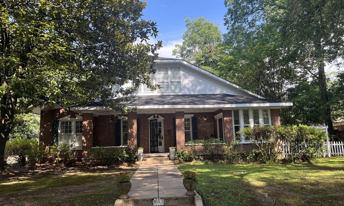 Oxford Apartment | Cozy Carriage House 2 Blocks from Oxford Square