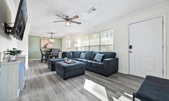 Powder Springs House | Cozy & Central Family Friendly 3BR Near Six Flags!
