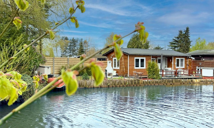 Geel Ski Chalet | Cozy chalet by the water