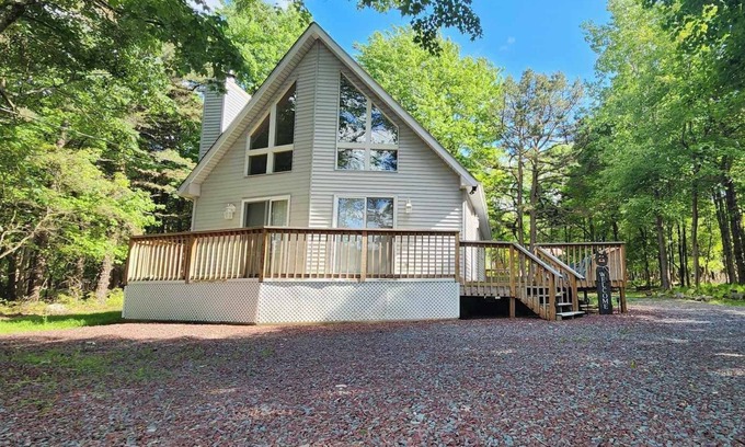 Albrightsville Ski Chalet | Cozy chalet in Pocono Mountains. Near skiing, Pocono Raceway & Jim Thorpe