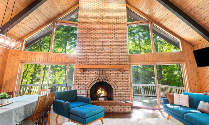 Canadian Lakes Ski Chalet | Cozy Chalet with Private Hot Tub