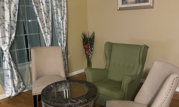 Aurora House | Cozy, Charming 3 bed 2.5-bathroom, master bedroom, with WiFi, AC in Aurora