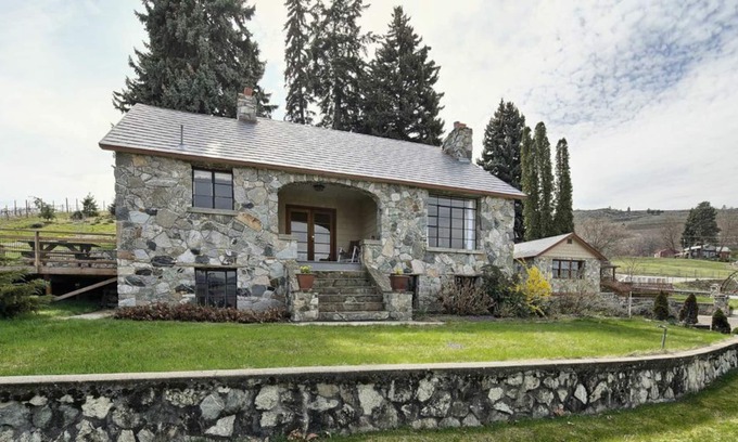 Ardenvoir House | Cozy Chelan getaway! Summer filling up fast. Midweek, May and Sept available.