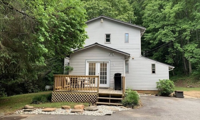 Cherokee House | Cozy Cherokee Getaway 5 miles from Harrahs Cherokee Casino! 5 minutes from DT