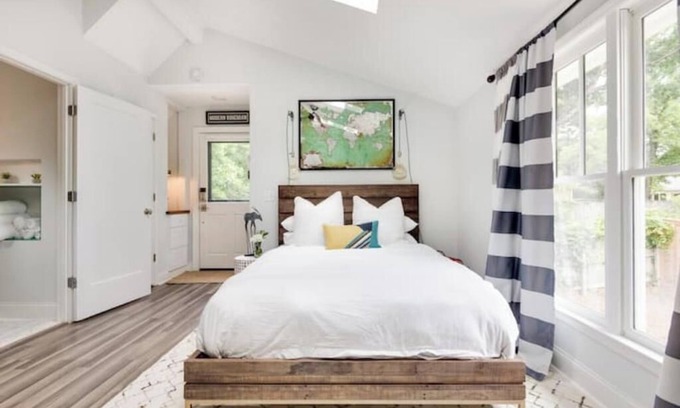East Atlanta Apartment | Cozy & Chic Haven w/spacious deck and gym access. Walk to East Atlanta Village!