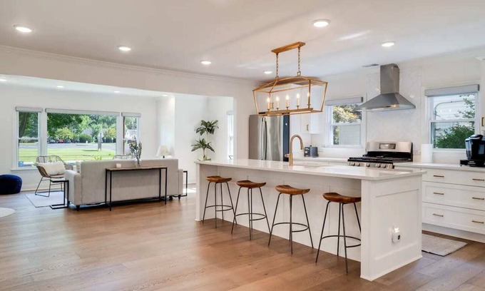 Rockcreek Lexington Road House | Cozy & Chic Home w Backyard | St. Matthews Retreat