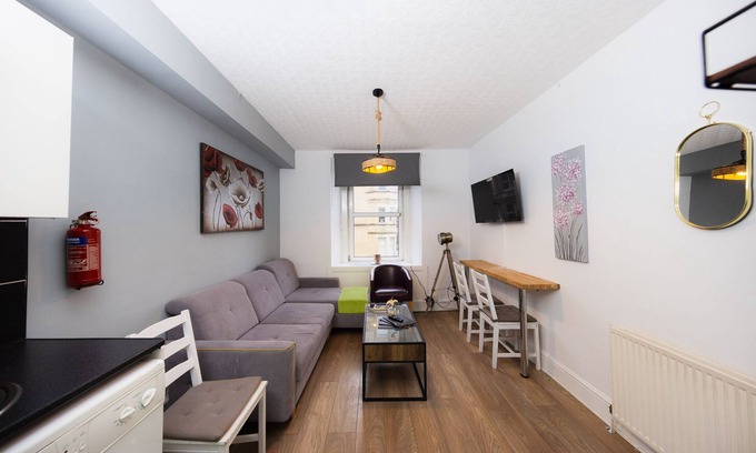 Tollcross Apartment | Cozy City Centre 2 Bedroom Apt by the Meadows! 6