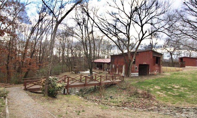 Lenoir City Cabin | Cozy Classy Cabin - pet friendly! 1 minute from Lenoir City's main street