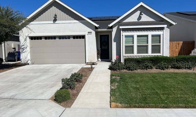 Raisin House | Cozy Clean 3 Bedroom 2 Bath Home
