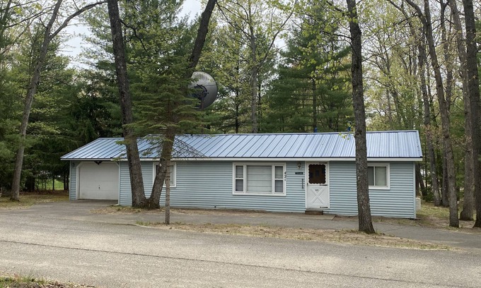 Higgins Lake Cottage | Cozy Clean Quaint Quiet Base Camp Cottage