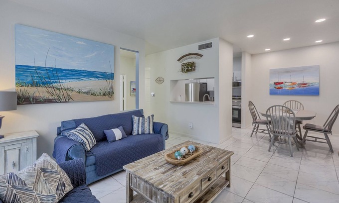 Clearwater Condo | Cozy Clearwater Getaway Steps to Year-Round Heated Pool