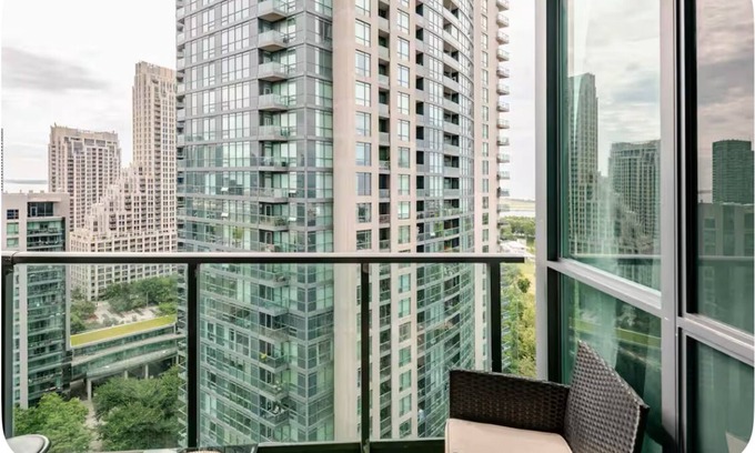 Niagara Apartment | Cozy CN Tower And Lake Views Apartment