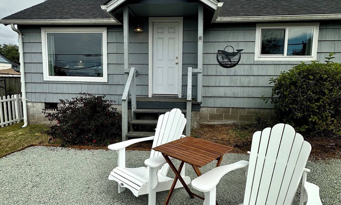 Coos Bay House | COZY COASTAL 2 bedroom house with bay view in Coos Bay OR with AC, WiFi, & more.