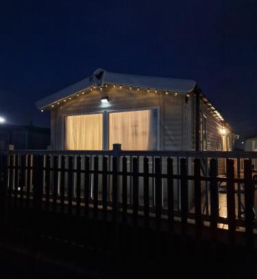 Kinmel Bay House | Cozy Coastal caravan Retreat in Rhyl
