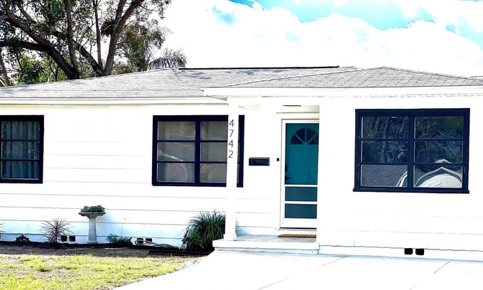 Disston Heights House | Cozy coastal cottage–15 minutes from beach or downtown