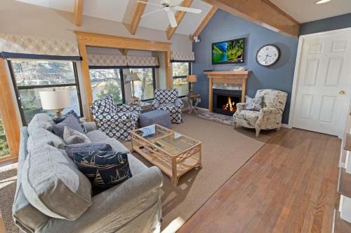 Litchfield by the Sea House | Cozy Coastal Escape 3BR 3BA Lakefront Tranquility