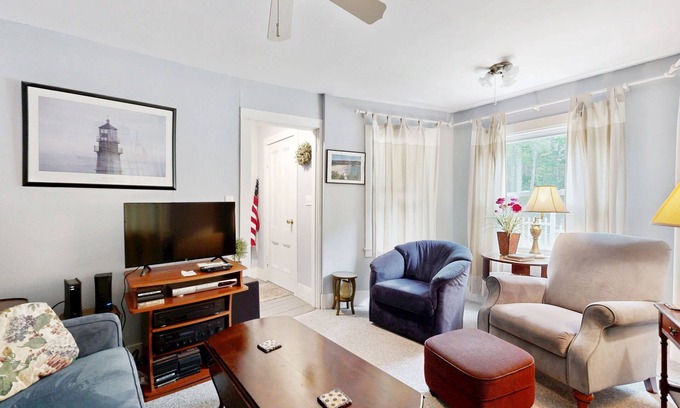 Mount Desert House | Cozy coastal home near the ocean with Wi-Fi, full kitchen, grill, and porch