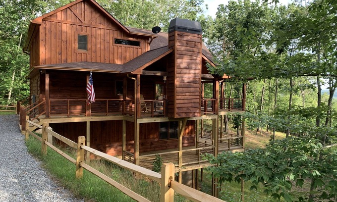 Morganton Cabin | Cozy Comfort meets Luxury Amenities in Mountain-View Retreat w 3 brms & 3 frplcs