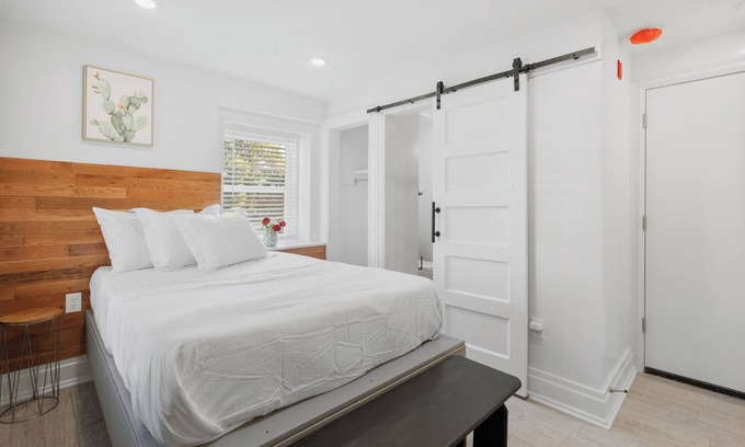 Wynnefield Apartment | Cozy Comfortable and Quiet Double-bed Suite