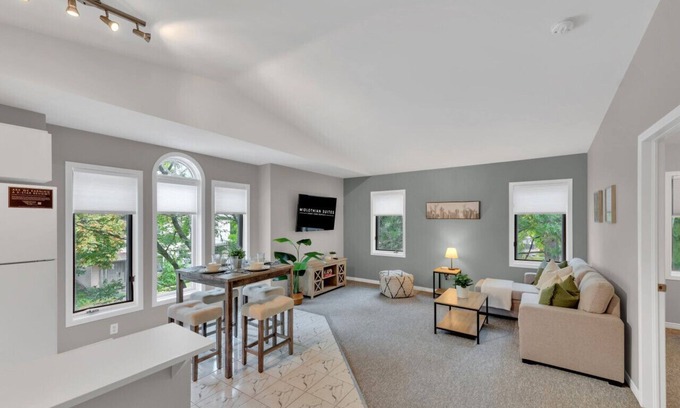 Burlington Apartment | Cozy & Comfortable, Downtown, Parking | TJS2