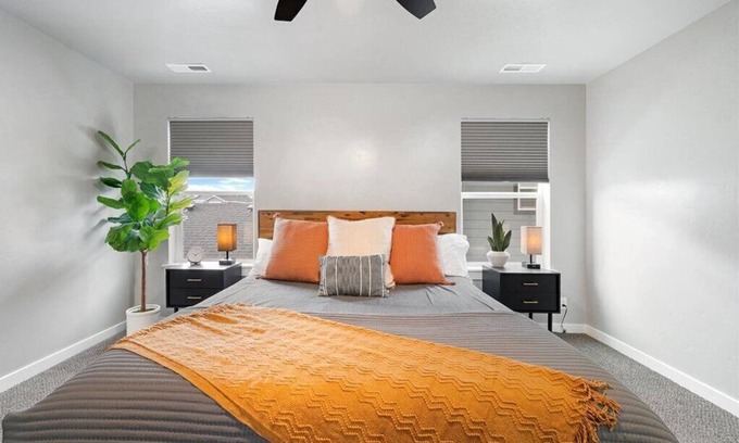 Meridian House | Cozy & Comfortable Home - Smart TVs, Wifi, Board Games, Kitchen Amenities, Clean