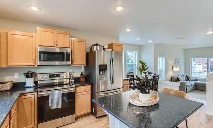 The Meadows House | Cozy Comfy 3 Bedroom Stay! Family sized home