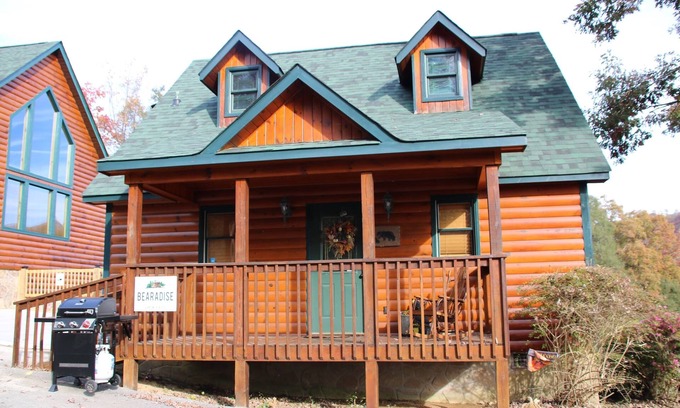 Gatlinburg Cabin | Cozy & Comfy with all the Views