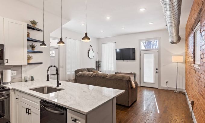 Walnut Hills Condo | Cozy Condo <10min to Downtown, Events, Biz District, Universities, Hospitals