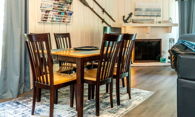 Lake Geneva Condo | Cozy Condo at Interlaken! Stay & Play on Lake Como
