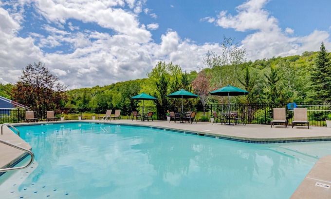 Lincoln Condo | Cozy condo centrally located to town and skiing with rec center amenities