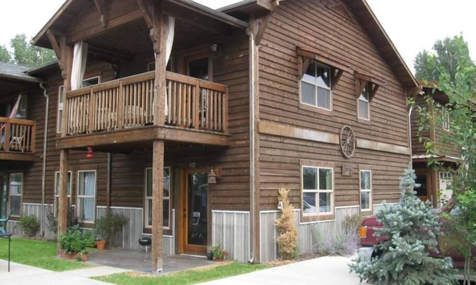 River Road Condo | Cozy condo located in central Missoula on the Milwaukee Path bike trail.