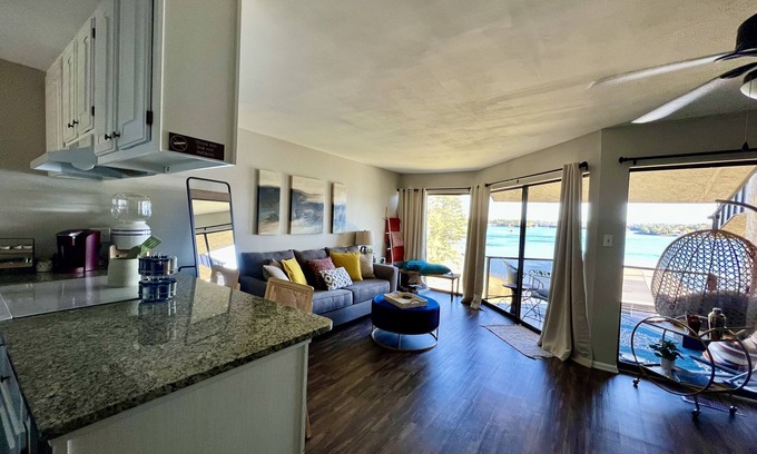 Hot Springs Condo | Cozy condo on Lake Hamilton with pool