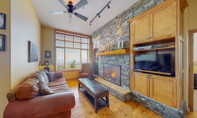 Big White Ski Resort Condo | Cozy condo with private hot tub, gas fireplace, and washer/dryer