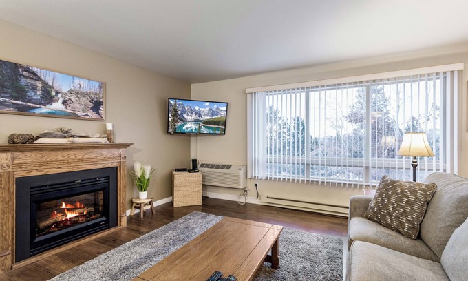 Bigfork Condo | Cozy condo w/fireplace, close to GNP - Marina Cay Retreat