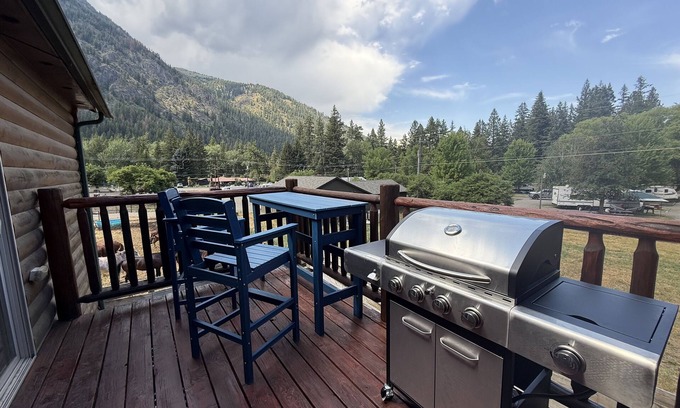 Joseph Condo | Cozy condo with mountain views, gas grill, fireplace, balcony, washer & dryer