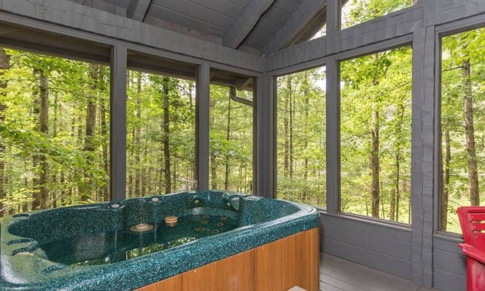 Gatlinburg - Pigeon Forge Cabin | Cozy/Convenient 2 PF Parkway/Screened In Porch
