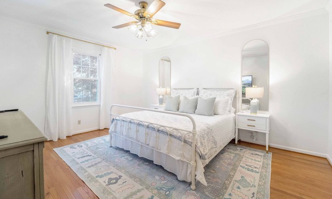 Summerville House | Cozy Convenient Cottage - 3 bedroom 2 bathroom