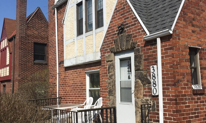 Greenfield House | Cozy & convenient min to CMU, UPMC, DT, PPG Paint Arena, Consol Center, PNC Park