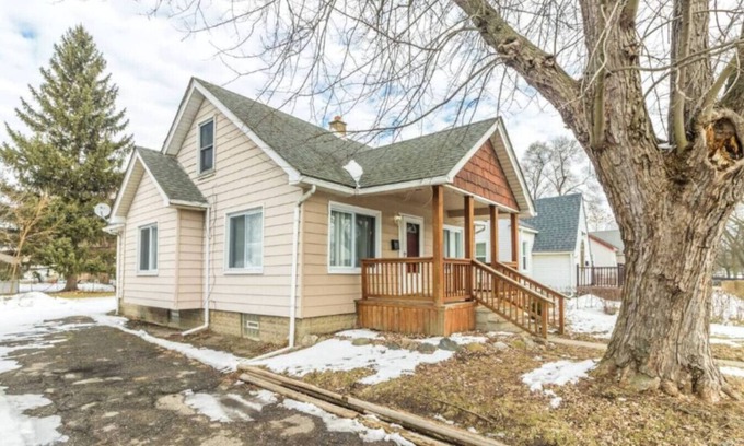 Pontiac House | Cozy & Convenient Shared Room in Pontiac