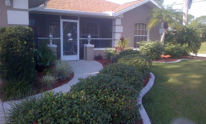 North Port House | Cozy Corner Home near Warm Mineral Springs and Beaches !