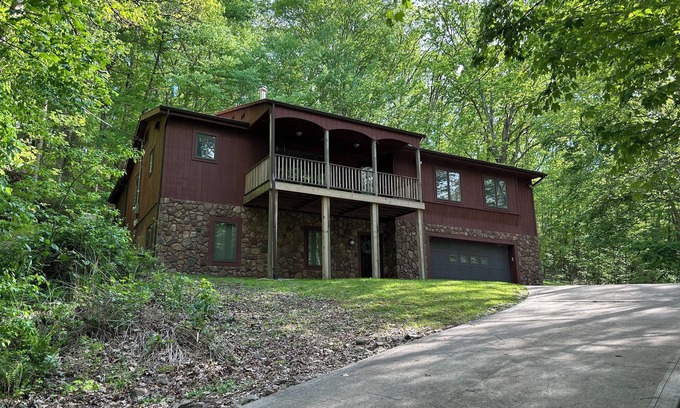 Creola Cabin | Cozy Cottage 1 mile from Ash Cave with Wi-Fi in Hocking Hills!
