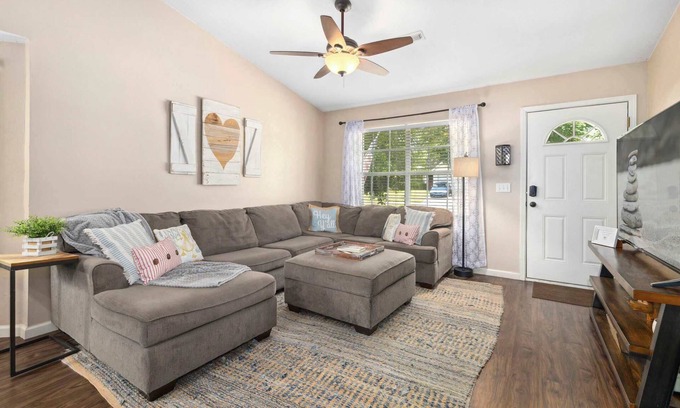 Fayetteville House | Cozy Cottage-3 mi to UofA-4 mi to DT