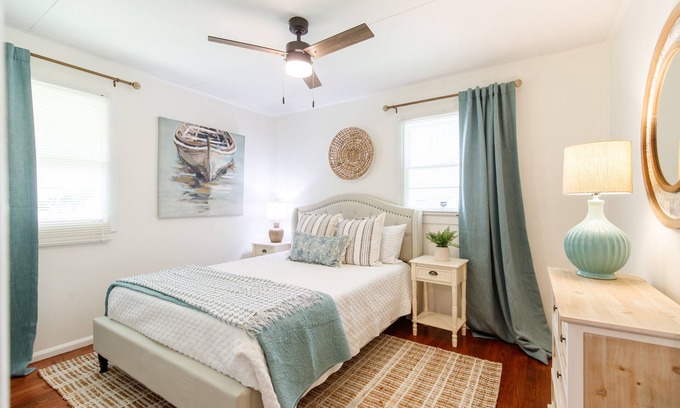 Valdosta House | Cozy Cottage - 4 Beds, Sleeps 6, Right of Exit 18 in Valdosta