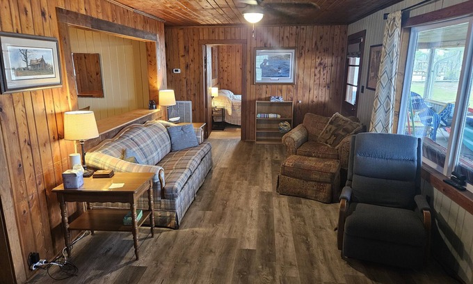 White Lake Cottage | Cozy cottage at White Laken4 Bedroom and 2 Bath is able to sleep 11-13
