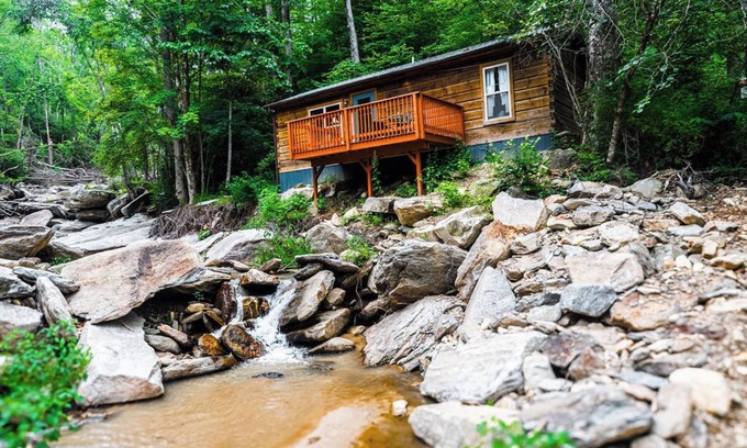 Gerton Cottage | Cozy Cottage Beside Creek with Waterfalls