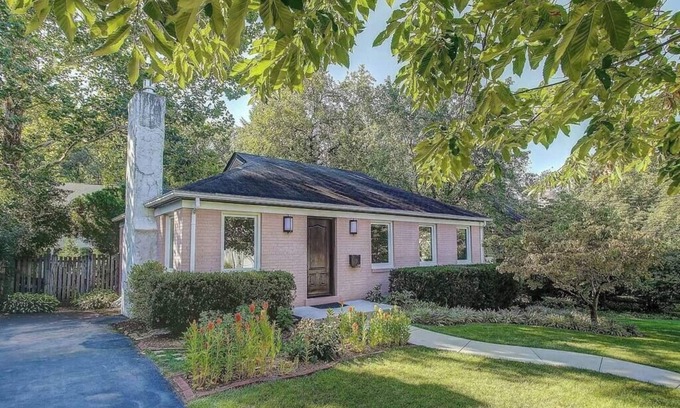 Bethesda House | Cozy Cottage by the City