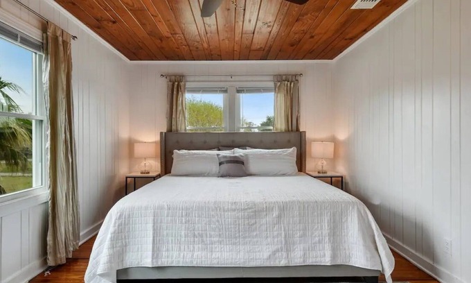 Gulfport House | Cozy cottage by the Sea -near downtown and beach and Oak trees!
