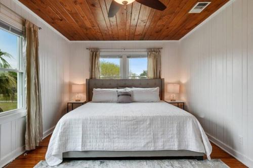 Gulfport House | Cozy cottage by the Sea -near downtown with patio!